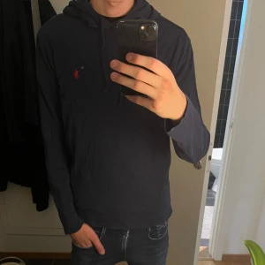 Ralph lauren hoodie - Ralph lauren hoodie i stl M inga defekter. Passar dig som vanligt vis bär stl M. Lite skrynklig på vilderna då den legat i garderoben