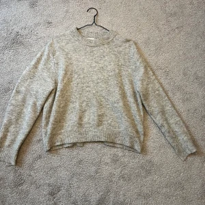 Stickad grå tröja  - Säljer min gråa stickade tröja från Carin Wester i storlek xs då jag inte använder den längre, den är nopprig där av de billiga priset💕ny pris 450 
