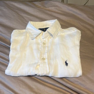  Ralph Lauren linne skjorta -  Jättefina får en skjorta i storlek M är barn den har en liten fläck den är jätte jätteliten precis över armvecket