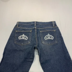 Mid/low waist bootcut jeans - Midja 39 cm rakt över, innerben 78 cm o gren 20 cm💕korta på mig som är 169. Från GAP men satt på egna rhinestones i form av en krona! (Tvättas ut och in)