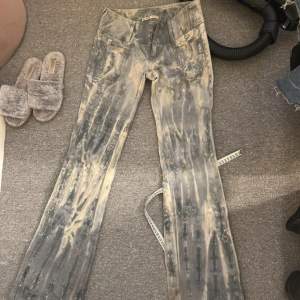 Säljer dessa coola jeans då dom ej kommer till användning, gylfen är trasig men de syns/påverkar inte jeansen pga att den är så liten! Annars är jeansen bra skick!