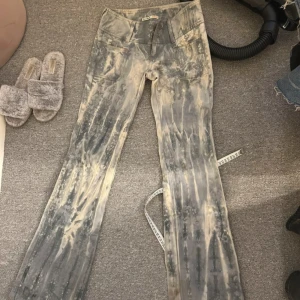 Coola jeans - Säljer dessa coola jeans då dom ej kommer till användning, gylfen är trasig men de syns/påverkar inte jeansen pga att den är så liten! Annars är jeansen bra skick!