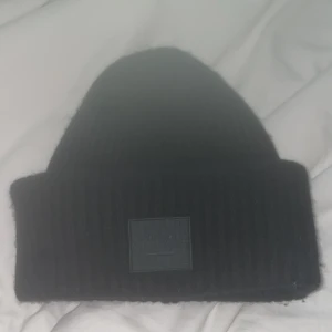 Acne studios mössa  - Säljer min acne studio massa köpt i butiken på Nk i Stockholm. Säljer pga att den inte kommer till användning längre Stl xs/s (56cm) för mer frågor kom privat. Köpt för 1600kr 