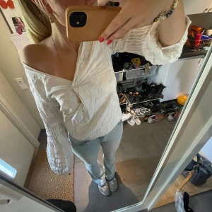 Vit långärmad blus  - Säljer en jättegullig vit mönstrad blus med långa armar. Blusen har en  v-ringning och perfekt både till skola och vid finare tillfällen😊 Kontakta vi frågor och intresse💘