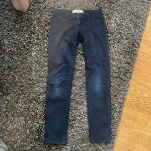 Hollister jeans - Marinblåa hollister jeans i storlek 0 w24.