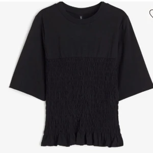 Smockad topp från other Stories/Hm - Jättesnygg och trendig smockad topp från other stories/Hm ❣️