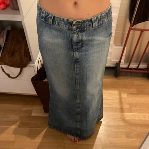 Lång jeanskjol - Lång jeanskjol i ljusblå nyans från Only❤️‍🔥slits baktill och low waist!