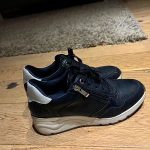 Blåa skor storlek 39 - Storlek 39 blåa knyte och dragkedja nästan oanvända 