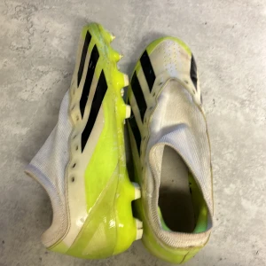 Fotbolls skor adidas crayzyfast  - Het säljer nu dessa adidas crazyfast för att jag kände för en uppgradering bra skick använda på konstgräs i 2 månader så bra skick  