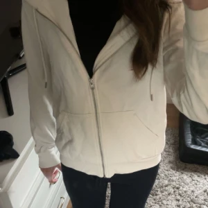 Vit Zip hoodie  - Säljer mina vita zip hoodie från H&M ❣️ endast använd ett par fåtal gånger  Nypris: 199kr