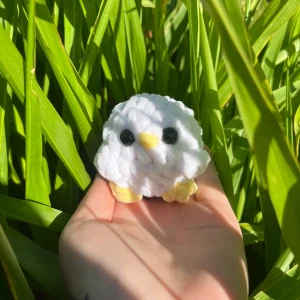 Söt virkad fågel - En supergullig liten virkad fågel i vitt med svarta ögon och en gul näbb. Perfekt som dekoration eller en liten present. Den är handgjord och har en mjuk och fluffig textur.