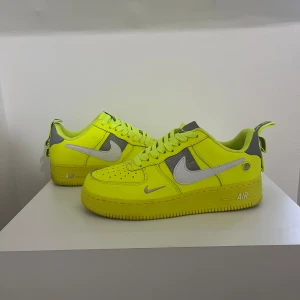 Nike air force 1 utility Lime green - Limited edition nike air force. Använda två gånger och säljes då dem tyvärr är för stora. 