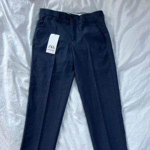 Kostymbyxor Zara herr - Helt nya navy kostymbyxor från Zara. Storlek 38 (S). Nypris 700. Skriv gärna om du har några frågor!👍