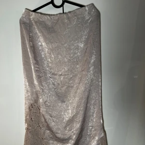 Långkjol - Långkjol i strl 36, blev tyvärr för liten för mig innan jag han använde den. Gör sig tyvärr inte rättvis på bild superfin irl