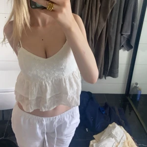 Topp - Säljer denna söta vita toppen då den inte kommit till användning