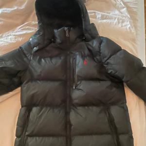 Ralph Lauren Jacka  - Väldigt snygg och skön jacka som är precis som ny för jag har använt den väldigt sparsamt köpt i 2023. Pris kan diskuteras och bara höra av dig om eventuellt fler bilder 