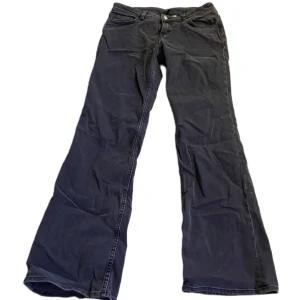 lowwaist svarta jeans - svarta lowwaisted jeans från h&m (divided). strl. 40, okej skick.