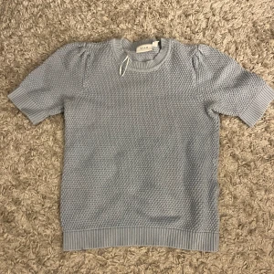 Ljusblå trekvartsärmad tröja  - Stickad trekvartsärmad tröja som är perfekt nu till höst som är för liten för mig 