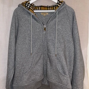 Burberry zip hoodie - Tröjan är i ett väldigt bra skick, liten för storleken och har endast används ett fåtal gånger innan