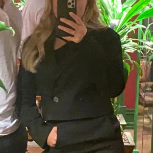 CROPPAD KAVAJ - svart kavaj från monki, storlek s, väldigt fint skick!