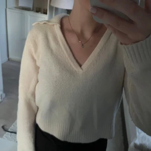 Beige stickad tröja - Stickad tröja med krage från bershka. Ganska kort i modellen men inte croppad. Lite nopprig därav priset. 