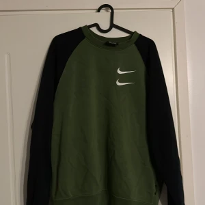 Nike swoosh - Fin Nike swoosh tröja! Storlek S men skulle säga att den är mer som en M. Tveka inte att höra av er!😁