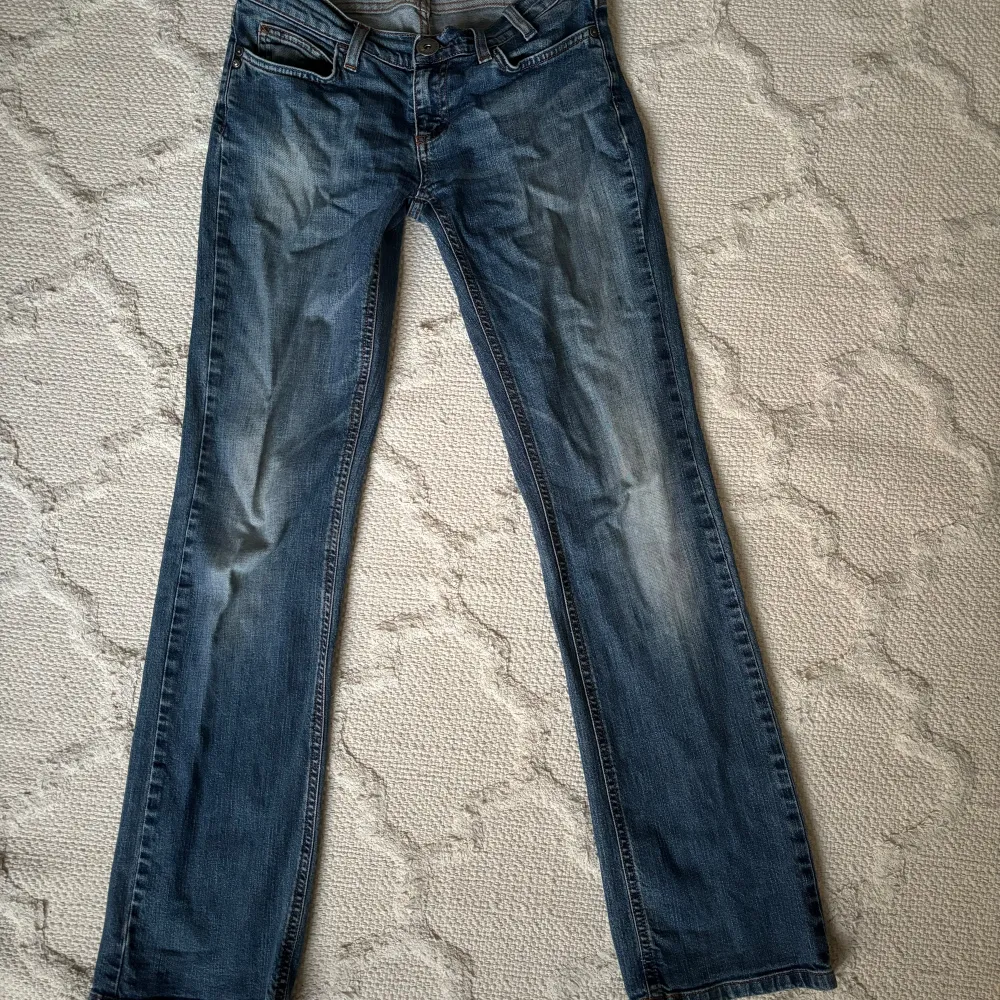 Low waist bootcut jeans från only. Stl 27/32. Bra skick. Skriv för fler frågor eller intresse.. Jeans & Byxor.