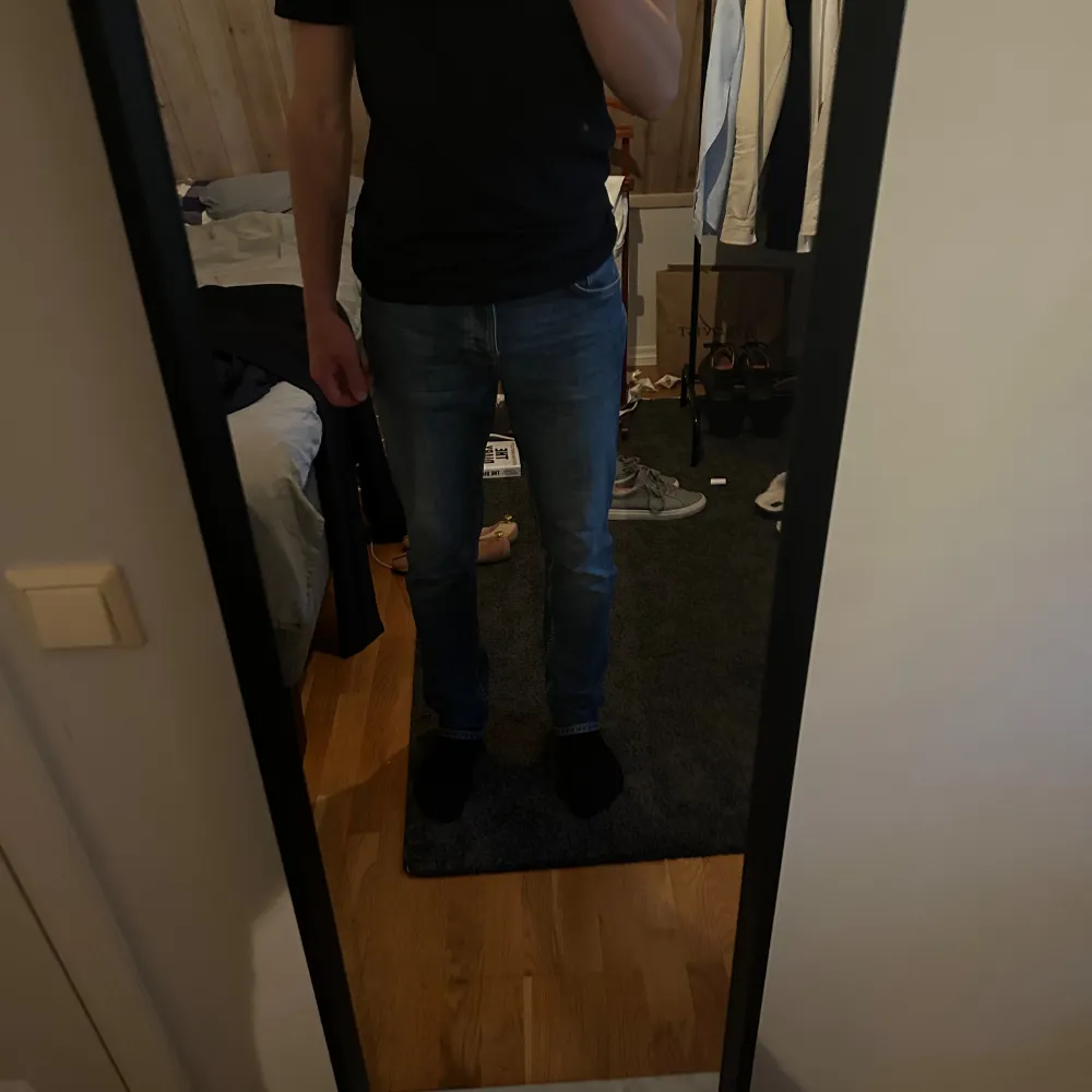 Hej,  Säljer dessa riktigt snygga nudie jeans. De är i riktigt bra skick och inte använda allt för mycket. Storleken är 31 W / 32 L.  Tveka inte att höra av dig vid frågor eller funderingar!. Jeans & Byxor.