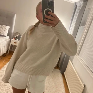 Vit tröja  - Jättemysig tröja som endas är mjuk i materialet och inte sticks. Perfekt nu till hösten. Knappt använd, som ny😊 skriv för fler bilder 