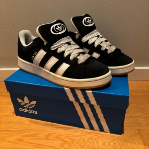 Adidas Campus 00 svarta - Adidas campus 00 i storlek 42 i bra skick (8.5/10). Nypris ca 1700