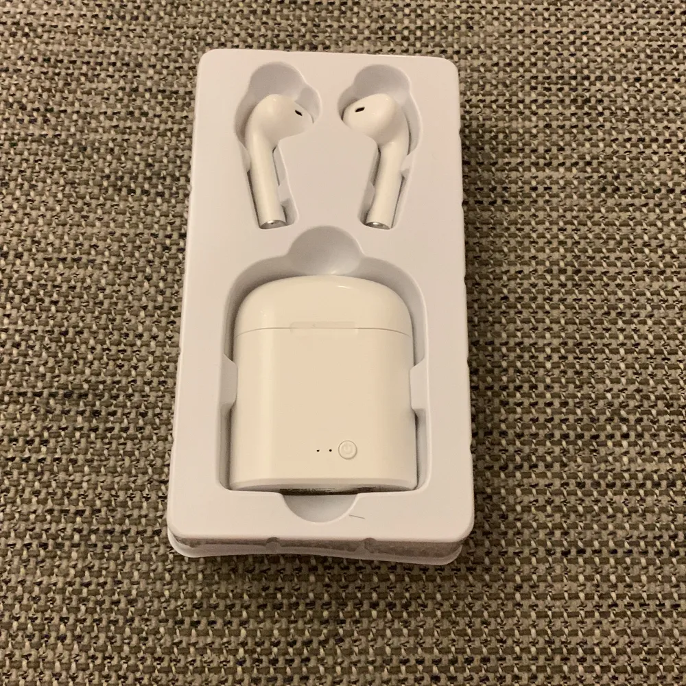 Trådlösa hörlurar är större än vanliga AirPods, men funkar lika bra ej använd går att få med laddare och box men kostar 20 kr extra ej fastpris.. Asusteet.