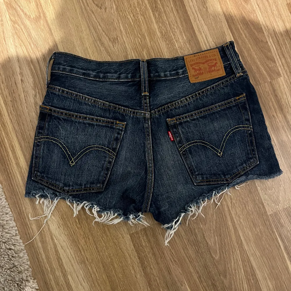 Jättefina mörkblå jeansshorts från Levis. I fint skick, säljer då de är för små för mig. Perfekta till både vardag och finare tillställningar. . Shorts.