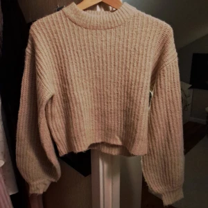 Stickad tröja  - Bra skick, säljes då den blivit för liten för mig  Nypris 450