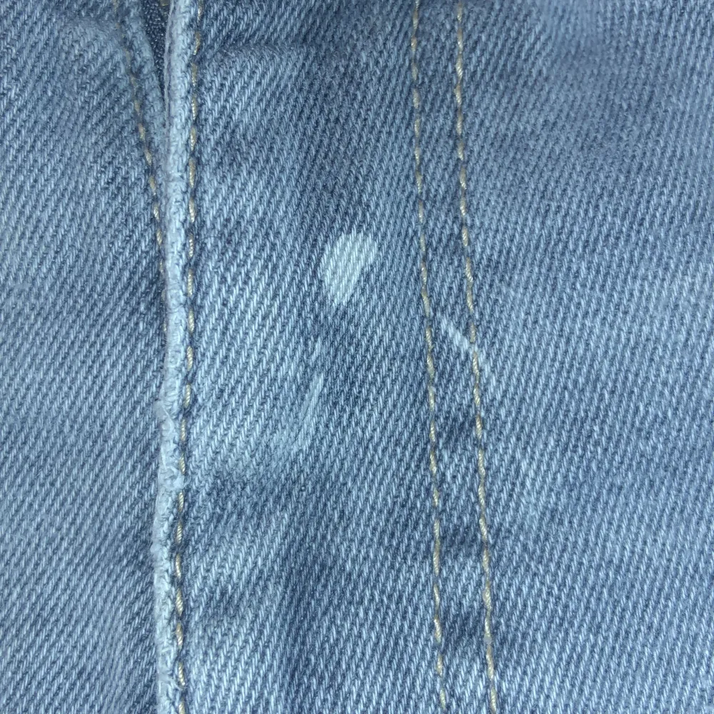 Jättefin jeans kjol med volang! Har en liten fläck på framsidan(se sista bilden) men inget som märks. Skriv om ni är intresserade. Priser kan diskuteras vid snabb affär💕💕. Kjolar.