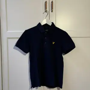 Superfin Lyle & Scott piké i en jättesnygg navy färg. Säljer då jag har växt ur den. Fint skick utan defekter. Skriv vid frågor eller funderingar!!