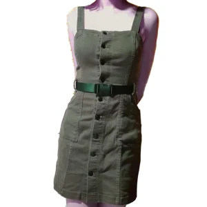 Jeansklänning Denim - • Normal-smal passform • Upplevs som storlek 34-36 • Sparsamt använd • Bild 1 visar färgen bäst  • Tjock och rejält jeanstyg • Öglor för skärp eller annat bälte