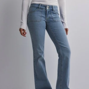 Low waist Bootcut Jeans - Säljer mina Low waist bootcut jeans från Nelly då jag råkade beställa 2. Super snygga beväma byxor som sitter där de ska. Nypris 699 !priser går att diskutera vid snabb affär!
