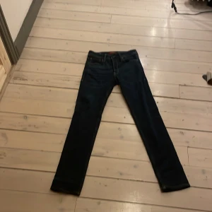 Jack & Jones jeans - Ett par riktigt feta Jack & Jones jeans i passformen slim/straight fit. Skicket är 9/10 och de är endast använda ett fåtal gånger. Hör av er vid frågor.