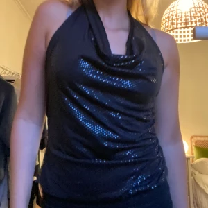 Fest topp - Snygg glittrig fest topp med draperad krage✨✨✨
