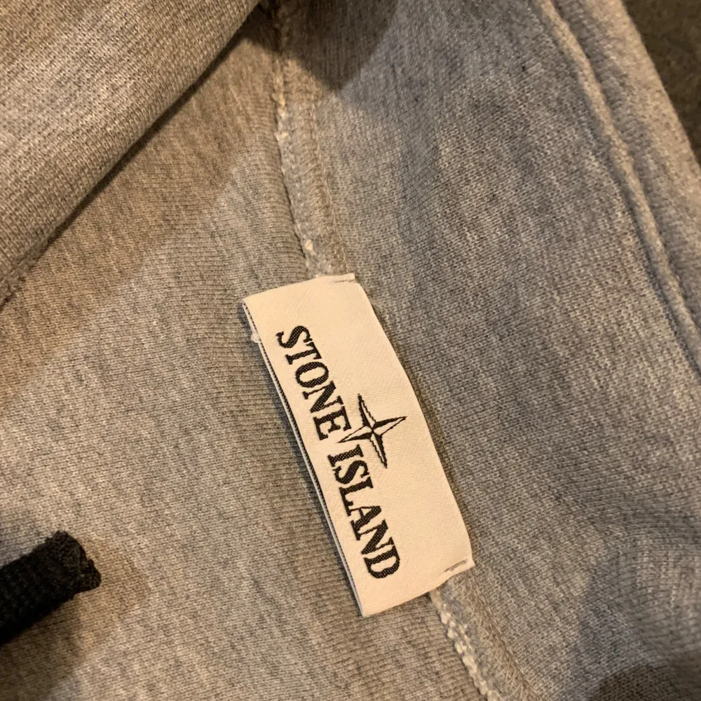 Grå Stone Island quarterzip tröja, storlek L i bra skick. Obs! det är en r3pplica! Från Top Stoney, ni som har koll vet att de är de som är de bästa att få tag i 👍🏼. Tröjor & Koftor.