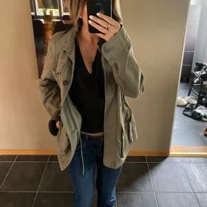 Jacka  - Säljer denna jackan då den tyvärr inte kommer till användning. Har ett hål i ena fickan men annars inga skador. 🥰pris kan diskuteras  