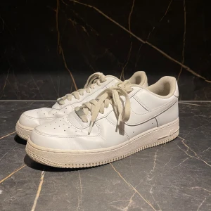 Air force Nike skor  - Vita air force. Äkta, knappt använda, i väldigt bra skick. 