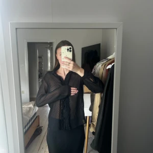Svart, genomskinlig och prickig skjorta/blus från zara - Använd få gånger så bra skick, något genomskinlig så man behöver ha BH eller linne under för att inte brösten ska synas.