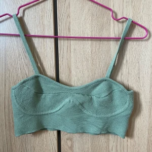  Crop top  - Bra skick,  endast lappen på plagget som börjat lossna. Köptes för 567kr säljes för 50kr.