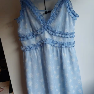 Super fin blå klänning  - En blå klänning från vero moda som jag köpte får typ 1,5 år sen hade den till skolavslutningen men sen har jag bara använt den 3 gånger till så, den är i väldigt bra skick. Pris går att diskuter! 🎀