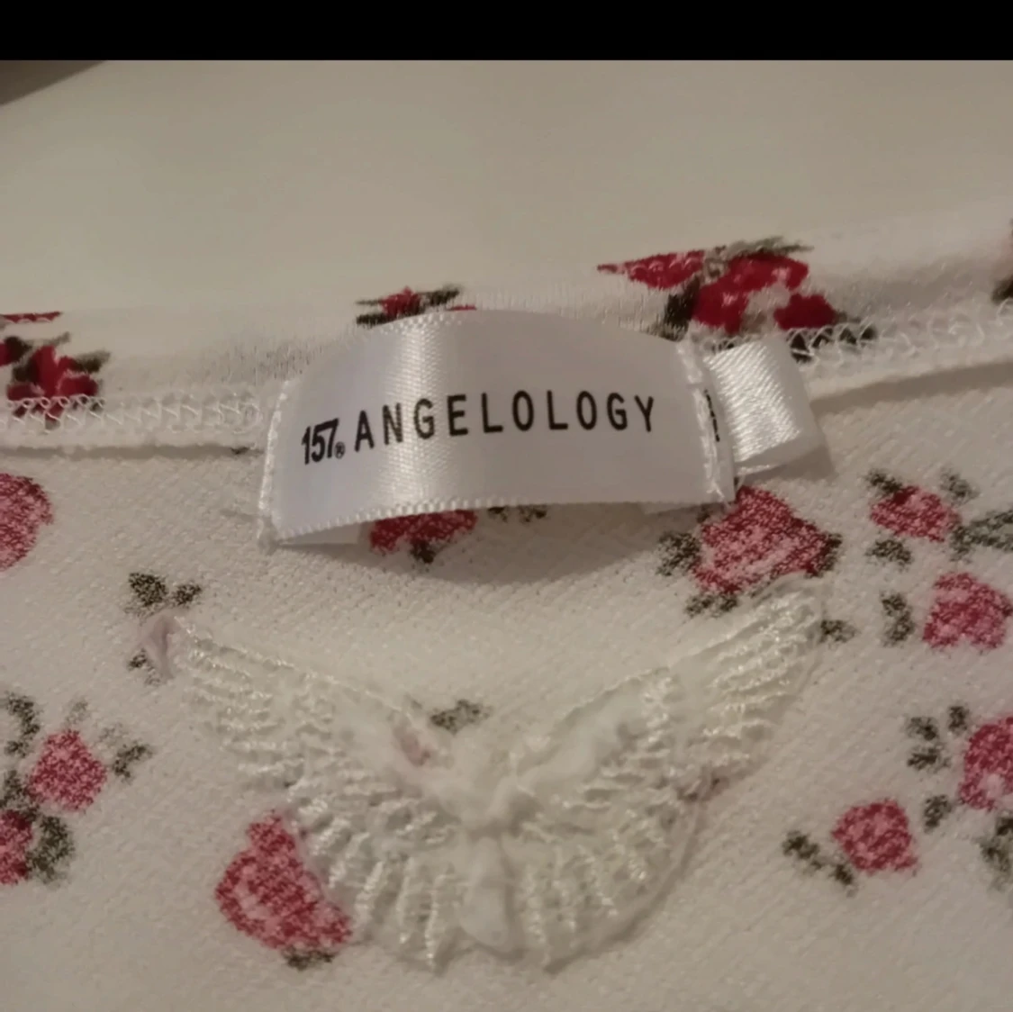 V-ringad vit och rosablommig klänning  - 92