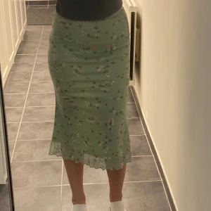 Fin grön kjol💚 - Säljer denna fina kjol som inte har kommit till användning💚
