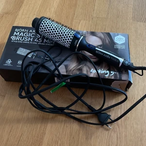 Björn Axén värmeborste (45mm) - Säljer denhär värmeborsten från Björn Axén pga att den inte passar till min hårtyp. Borsten ger håret volym och form🙌🏼 Använd 2 gånger, Nypris 550kr💕