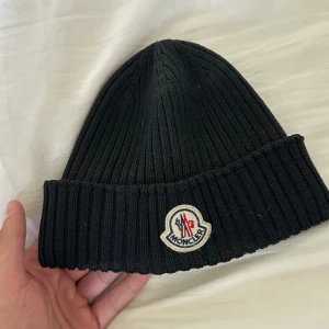 Moncler mössa - Cond: 9/10. Knappt använd inga fel alls på den.