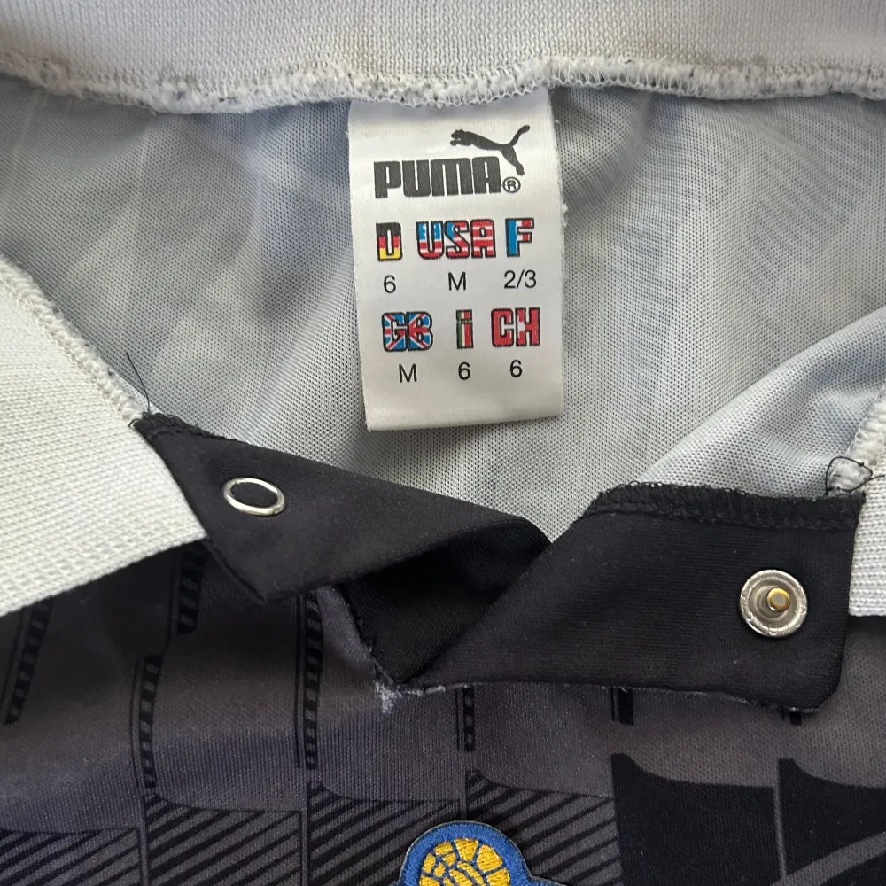 En vintage Sverige långärmad fotbollströja gjord av Puma. Vet inte om den var till spelare eller domare men vad jag vet är att den är riktigt cool och unik.  Storlek: M Skick: 7.5/10. T-shirts.